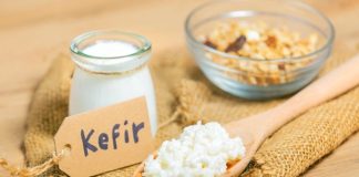 Fermente içecekler, son yıllarda sağlıklı yaşam ve doğal beslenme arayışlarının artmasıyla birlikte daha fazla gündeme gelmeye başlamıştır. Özellikle kefir ve kombucha, hem geleneksel geçmişleri hem de modern tüketim alışkanlıklarına uyum sağlamalarıyla dikkat çeken içecekler arasında yer almaktadır. Doğal fermantasyon sürecinden geçen bu içecekler, katkı maddesi içermeyen yapılarıyla öne çıkmaktadır. Konulu bir haber görseli.