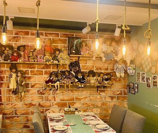 Geçmişin İzlerini Taşıyan Nostaljik Kafeler Şehirlerde Yeniden Canlanıyor Modern şehir hayatının hızlı temposu içinde insanlar, geçmişe dair sıcak duygular uyandıran mekânlara her zamankinden daha fazla ilgi göstermeye başladı. Bu ilginin merkezinde ise nostaljik kafeler yer alıyor. Eski eşyalarla dekore edilmiş, geçmiş yılların müziklerini yaşatan ve samimi atmosferiyle öne çıkan bu kafeler, ziyaretçilerine yalnızca bir içecek değil, aynı zamanda bir zaman yolculuğu sunuyor. Nostaljik kafeler, anıları tazeleyen yapısıyla şehir yaşamında özel bir konuma sahip. Konulu bir haber görseli.