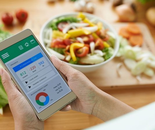 Günlük besin takibi, son yıllarda sağlıklı yaşam ve bilinçli beslenme konularının merkezinde yer alan kavramlardan biri haline gelmiştir. Gün içinde tüketilen besinlerin farkında olmak, yalnızca kilo kontrolü açısından değil, genel yaşam düzeninin anlaşılması açısından da önem taşır. Bu takip süreci, kişinin neyi, ne zaman ve ne kadar tükettiğini görmesine yardımcı olur. Konulu bir haber görseli.