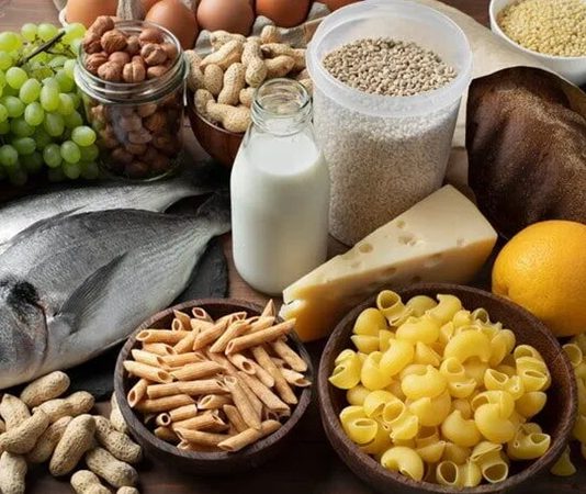 İşlenmemiş Gıda Tüketimi Doğal Ve Dengeli Beslenmenin Temelini Oluşturuyor Günümüzde beslenme alışkanlıkları, teknolojik gelişmeler ve hızlı yaşam temposuyla birlikte büyük bir değişim geçirdi. Hazır ve paketli ürünlerin yaygınlaşması, pratiklik sağlarken beraberinde çeşitli sağlık sorunlarını da getirdi. Bu durum, bireyleri daha bilinçli tercihler yapmaya yöneltti. Özellikle işlenmemiş gıda tüketimi, sağlıklı yaşam arayışında öne çıkan önemli bir beslenme yaklaşımı olarak dikkat çekiyor. Doğal haliyle tüketilen gıdalar, vücudun ihtiyaç duyduğu besin öğelerini daha saf ve dengeli bir şekilde sunuyor. Konulu bir haber görseli.