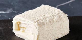 Kaymak ve Tereyağı Sofraların Vazgeçilmez Lezzetleri Arasında Yerini Koruyor Türk mutfağının en köklü ve en sevilen ürünleri arasında yer alan kaymak ve tereyağı, hem geleneksel sofralarda hem de modern mutfaklarda güçlü bir konuma sahiptir. Süt ürünleri arasında özel bir yere sahip olan bu iki lezzet, kahvaltıdan ana yemeklere, tatlılardan hamur işlerine kadar geniş bir kullanım alanına sahiptir. Özellikle doğal üretim yöntemlerine olan ilginin artmasıyla birlikte doğal kaymak ve tereyağı yeniden ön plana çıkmıştır. Konulu bir haber görseli.