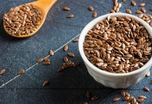 Keten Tohumu İle Günlük Beslenmede Doğal Denge Arayışı Son yıllarda sağlıklı yaşam arayışının artmasıyla birlikte, geleneksel besinler yeniden gündeme gelmeye başladı. Bu besinlerin başında gelen keten tohumu, hem geçmişten gelen kullanım alışkanlıkları hem de modern beslenme trendleriyle dikkat çekiyor. Küçük yapısına rağmen beslenme kültüründe önemli bir yere sahip olan keten tohumu, özellikle doğal beslenme anlayışını benimseyen bireyler tarafından tercih ediliyor. Konulu bir haber görseli.