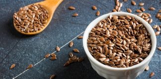 Son yıllarda sağlıklı yaşam arayışının artmasıyla birlikte, geleneksel besinler yeniden gündeme gelmeye başladı. Bu besinlerin başında gelen keten tohumu, hem geçmişten gelen kullanım alışkanlıkları hem de modern beslenme trendleriyle dikkat çekiyor. Küçük yapısına rağmen beslenme kültüründe önemli bir yere sahip olan keten tohumu, özellikle doğal beslenme anlayışını benimseyen bireyler tarafından tercih ediliyor. Konulu bir haber görseli.