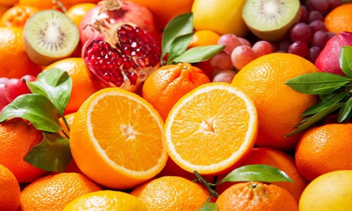 Hava sıcaklıklarının düşmesiyle birlikte beslenme tercihleri de mevsime göre değişiyor. Yaz aylarında daha hafif ve serinletici gıdalar öne çıkarken, kış aylarında bağışıklığı destekleyen ve tok tutan besinlere yönelim artıyor. Bu noktada kış meyveleri, hem mutfaklarda hem de günlük beslenme düzeninde önemli bir yere sahip oluyor. Doğanın kış aylarında sunduğu bu ürünler, mevsiminde tüketildiğinde daha taze ve ulaşılabilir oluyor. Konulu bir haber görseli.