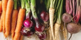 Beslenme alışkanlıklarında doğallık ve sürdürülebilirlik arayışı arttıkça, kök sebzeler yeniden hak ettiği ilgiyi görmeye başladı. Toprağın altında yetişen bu sebzeler, hem dayanıklı yapıları hem de besleyici özellikleriyle mutfakların temel taşları arasında yer alıyor. Patatesten havuca, pancardan turpa kadar uzanan geniş bir çeşitliliğe sahip olan kök sebzeler, geçmişten günümüze sofralardaki yerini koruyor. Konulu bir haber görseli.