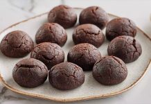 Ev mutfağından pastanelere kadar uzanan geniş bir lezzet dünyasında kurabiye ve kekler, her yaş grubunun ortak damak zevkinde kendine sağlam bir yer edinmiş durumda. Çayın, kahvenin ve özel günlerin ayrılmaz parçası olan bu tatlılar, yalnızca birer hamur işi değil, aynı zamanda paylaşım kültürünün de önemli bir simgesi olarak görülüyor. Günümüzde değişen tüketim alışkanlıklarına rağmen kurabiye ve kekler, geleneksel yönlerini koruyarak popülerliğini sürdürmeye devam ediyor. Konulu bir haber görseli.