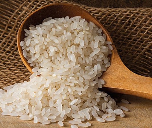 Küresel Sofraların Vazgeçilmezi Pirincin Stratejik Değeri ve Geleceği Pirinç, dünya nüfusunun yarısından fazlası için temel besin kaynağı olarak kabul ediliyor. Asya’dan Afrika’ya, Amerika’dan Avrupa’ya kadar geniş bir coğrafyada tüketilen Pirinç, yalnızca bir gıda ürünü değil; aynı zamanda kültürel, ekonomik ve stratejik bir değere sahip. Milyarlarca insanın günlük kalori ihtiyacının önemli bir bölümünü karşılayan pirinç, küresel Gıda Güvenliği politikalarının da merkezinde yer alıyor. Konulu bir haber görseli.