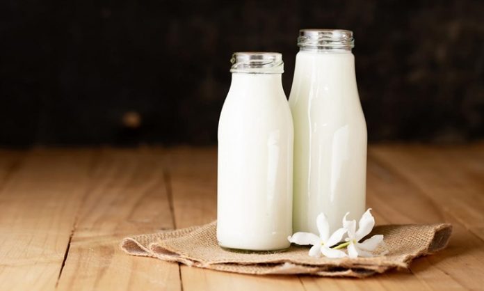 Beslenme alışkanlıklarının hızla değiştiği günümüzde, bireyler tükettikleri gıdaların içeriğine her zamankinden daha fazla dikkat ediyor. Özellikle sindirim sorunları yaşayan ya da daha dengeli bir yaşam hedefleyen kişiler için laktozsuz doğal beslenme önemli bir alternatif olarak öne çıkıyor. Süt ve süt ürünlerinde bulunan laktozun bazı bireylerde rahatsızlığa yol açması, bu beslenme modelinin yalnızca bir tercih değil, aynı zamanda bir ihtiyaç olarak görülmesine neden oluyor. Konulu bir haber görseli.