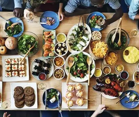Lezzetlerin Buluşma Noktası Dünya Mutfağı Restoranları Dünya mutfağı restoranları, farklı kültürlerin yeme içme anlayışını tek bir çatı altında buluşturan özel mekânlar olarak gastronomi dünyasında önemli bir yere sahiptir. Küreselleşmenin etkisiyle birlikte seyahat etmeden farklı ülkelerin tatlarını deneyimleme isteği artmış, bu durum dünya mutfağı restoranları kavramını daha da popüler hâle getirmiştir. Bugün büyük şehirlerden küçük yerleşimlere kadar pek çok noktada bu restoranlara rastlamak mümkündür. Konulu bir haber görseli.