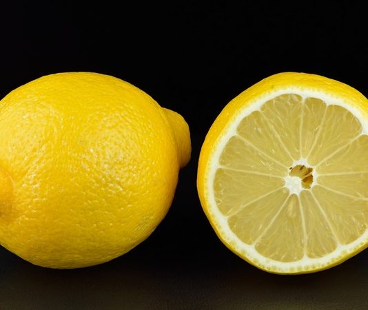 Limonun Akdeniz Işığında Şekillenen Yolculuğu Ferahlık Ve Doğallığın Simgesi Akdeniz ikliminin en belirgin meyvelerinden biri olan limon, keskin aroması ve ferahlatıcı tadıyla yüzyıllardır sofralarda kendine yer bulmaktadır. Yalnızca mutfakların vazgeçilmez bir tamamlayıcısı değil, aynı zamanda tarım, kültür ve günlük yaşamın önemli bir parçası olan limon, farklı kullanım alanlarıyla dikkat çeker. Günümüzde sağlıklı beslenme eğilimlerinin güçlenmesiyle birlikte limon tüketimi, geleneksel alışkanlıkların ötesine geçerek modern yaşamın ritmine uyum sağlamıştır. Konulu bir haber görseli.
