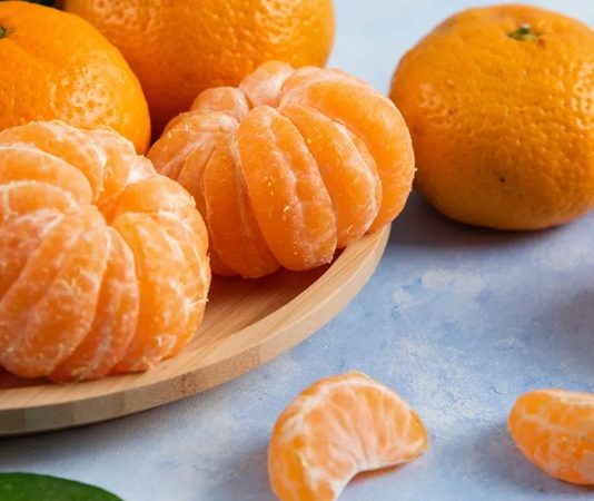 Kış aylarının en sevilen meyvelerinden biri olan mandalina, hoş kokusu, kolay soyulan yapısı ve ferahlatıcı tadıyla her yaştan insanın günlük yaşamında önemli bir yer tutmaktadır. Akdeniz ikliminin karakteristik ürünlerinden biri olan mandalina, yalnızca bir meyve olarak değil; aynı zamanda sağlık, tarım ve kültürle iç içe geçmiş güçlü bir değer olarak öne çıkmaktadır. Son yıllarda sağlıklı beslenme bilincinin artmasıyla birlikte mandalina tüketimi, hem geleneksel sofralarda hem de modern yaşamın pratik beslenme alışkanlıklarında daha görünür hale gelmiştir. Konulu bir haber görseli.