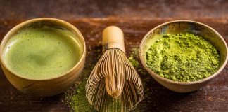 Matcha Doğal Enerjinin Yeşil Kaynağı Matcha, son yıllarda sağlıklı yaşam trendlerinin yükselmesiyle birlikte dünya genelinde büyük ilgi gören doğal içeceklerden biri haline gelmiştir. Kökeni Japon kültürüne dayanan matcha, yalnızca bir çay türü olmanın ötesinde, bir yaşam tarzı ve bilinçli tüketim anlayışının simgesi olarak kabul edilmektedir. Geleneksel yeşil çaydan farklı olarak toz formunda tüketilen bu özel ürün, doğallığı ve sade yapısıyla modern yaşamın beklentilerine uyum sağlamaktadır. Konulu bir haber görseli.