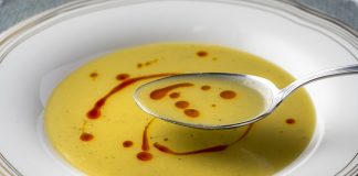 Mercimek Tüketimi İle Geleneksel Beslenmeden Sağlıklı Yaşama Güçlü Bir Adım Baklagiller denildiğinde ilk akla gelen besinlerden biri olan mercimek, yüzyıllardır Anadolu sofralarının vazgeçilmezleri arasında yer alıyor. Günümüzde artan beslenme bilinciyle birlikte mercimek tüketimi, yalnızca alışkanlıkların değil, modern sağlıklı beslenme anlayışının da temel unsurlarından biri haline gelmiş durumda. Ekonomik olması, kolay ulaşılabilirliği ve yüksek besin değeri mercimeği her kesim için önemli bir gıda haline getiriyor. Konulu bir haber görseli.