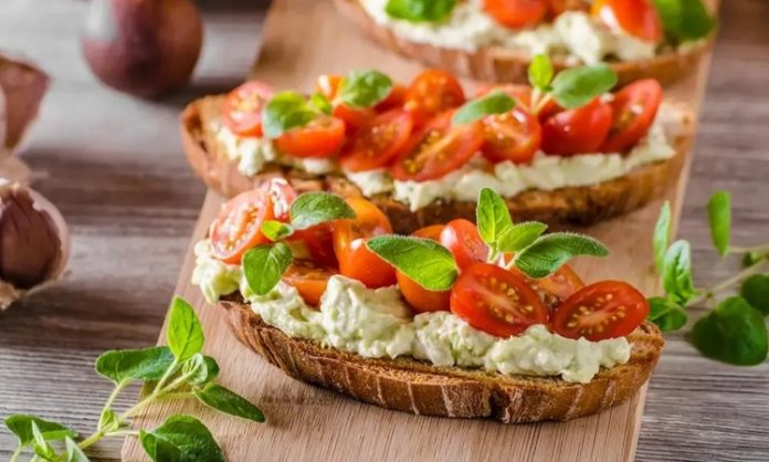 Mevsimlik Sebzelerle Doğal ve Dengeli Beslenmenin Önemi Günümüzde sağlıklı yaşam ve bilinçli beslenme konuları giderek daha fazla önem kazanırken, mevsimlik sebzeler bu sürecin merkezinde yer alıyor. Doğanın kendi döngüsüne uygun şekilde yetişen sebzeler, hem lezzet hem de besin değeri açısından sofralarda önemli bir avantaj sunuyor. Mevsimi dışında yetiştirilen ürünlere kıyasla daha az müdahaleye maruz kalan bu sebzeler, doğal yapısını büyük ölçüde koruyor. Konulu bir haber görseli.