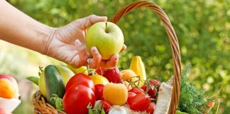 Günümüz dünyasında sağlıklı yaşam arayışı giderek artarken, beslenme alışkanlıkları da bu arayışın merkezinde yer alıyor. Özellikle doğal ve dengeli bir yaşam sürmek isteyen bireyler, gıdaların yalnızca içeriğine değil, hangi dönemde tüketildiğine de dikkat etmeye başladı. Bu noktada mevsimsel beslenme, hem sağlık hem de çevresel sürdürülebilirlik açısından öne çıkan bir yaklaşım olarak değerlendiriliyor. Doğanın sunduğu ürünleri kendi zamanında tüketmek, insan vücudunun ihtiyaçlarıyla doğanın döngüsü arasında güçlü bir uyum kurulmasını sağlıyor. Konulu bir haber görseli.