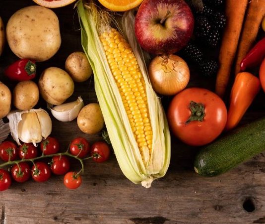 Meyve ve sebze çeşitliliği, günümüz beslenme anlayışında giderek daha fazla önem kazanan bir kavram olarak öne çıkmaktadır. Tek tip beslenme alışkanlıklarının yaygınlaşması, farklı besin gruplarının yeterince tüketilmemesine neden olabilmektedir. Bu noktada meyve ve sebzelerin renk, tür ve mevsim açısından çeşitlendirilmesi, günlük beslenme düzenine doğal bir denge kazandırır. Konulu bir haber görseli.