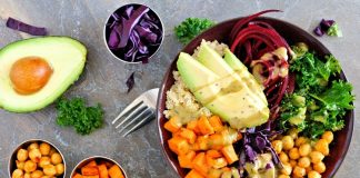 Günümüzde hızlanan yaşam temposu, beslenme alışkanlıklarını da köklü biçimde değiştirmiştir. Hazır ve aşırı işlenmiş ürünlerin yaygınlaşmasıyla birlikte, doğal besinlerden uzaklaşma riski artmıştır. Bu noktada minimal işlenmiş gıdalar, hem sağlıklı yaşamı destekleyen hem de beslenmede dengeyi yeniden kurmayı amaçlayan önemli bir alternatif olarak öne çıkmaktadır. Tüketiciler artık yalnızca doymayı değil, ne tükettiklerini bilmeyi ve bedenlerine uzun vadede nasıl etki ettiğini de önemsemektedir. Konulu bir haber görseli.