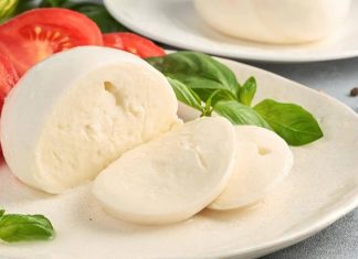 İtalyan mutfağının dünyaya armağan ettiği en ünlü lezzetlerden biri olan mozzarella, son yıllarda Türkiye’de de hızla yaygınlaşan bir peynir türü olarak dikkat çekiyor. Yumuşak dokusu, hafif süt aroması ve eriyen yapısıyla bilinen mozzarella, özellikle pizza ve makarna gibi yemeklerin vazgeçilmez malzemeleri arasında yer alıyor. Ancak günümüzde mozzarella peyniri, sadece İtalyan tarifleriyle sınırlı kalmayıp salatalardan sandviçlere kadar geniş bir kullanım alanına sahip. Konulu bir haber görseli.