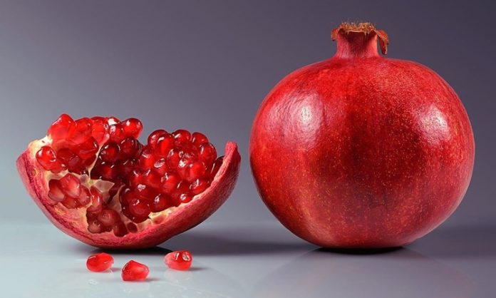 Narın Kültürü, Ekonomisi ve Sofralardaki Yeriyle Dört Mevsimlik Yolculuğu Nar, Anadolu coğrafyasında yalnızca bir meyve değil; bereketin, bolluğun ve devamlılığın simgesi olarak yüzyıllardır yaşamın merkezinde yer alıyor. Kırmızı taneleriyle dikkat çeken bu meyve, hem geleneksel inanışlarda hem de günlük beslenme kültüründe kendine sağlam bir yer edinmiş durumda. Günümüzde nar üretimi tarımsal ekonomi açısından da önemli bir konuma ulaşırken, sofralarda taze tüketimden soslara kadar geniş bir kullanım alanı buluyor. Konulu bir haber görseli.