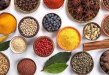 Organik Baharatlar Sofralarda Doğallığın Güçlü Yükselişi Günümüzde sağlıklı beslenmeye yönelik ilginin artmasıyla birlikte, mutfaklarda kullanılan ürünlerin kaynağı ve üretim şekli daha fazla sorgulanır hâle gelmiştir. Bu sorgulamanın merkezinde yer alan ürünlerden biri de organik baharatlardır. Yalnızca yemeklere tat ve aroma katmakla kalmayan baharatlar, aynı zamanda doğru üretildiğinde sağlık açısından da önemli katkılar sunar. Kimyasal kalıntılardan arındırılmış, doğal yöntemlerle yetiştirilen baharatlar, bu yönüyle geleneksel mutfak anlayışını modern beslenme bilinciyle buluşturur. Konulu bir haber görseli.