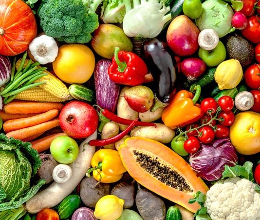 Günümüzde bireylerin yaşam tarzları hızla değişirken, beslenme alışkanlıkları da bu dönüşümden payını alıyor. Özellikle şehir yaşamının getirdiği stres, hazır gıda tüketimi ve çevresel kaygılar, insanları daha bilinçli tercihlere yöneltiyor. Bu noktada organik beslenme, sağlıklı yaşamın temel taşlarından biri olarak öne çıkıyor. Kimyasal katkı maddelerinden uzak, doğaya saygılı üretim süreçleriyle elde edilen gıdalar, yalnızca bir trend değil, uzun vadeli bir yaşam biçimi olarak görülüyor. Konulu bir haber görseli.