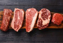 Organik Kırmızı Et Sağlıklı Beslenmede Güvenilir Bir Seçenek Olarak Öne Çıkıyor Organik kırmızı et, son yıllarda gıda güvenliği ve sağlıklı beslenme konularına artan ilgiyle birlikte tüketicilerin daha fazla dikkatini çekmeye başladı. Geleneksel üretim yöntemlerine kıyasla daha kontrollü ve doğal süreçlerden geçen bu ürünler, hem besin değeri hem de üretim koşulları açısından farklı bir noktada duruyor. Özellikle katkı maddeleri, hormon ve antibiyotik kullanımı konusundaki endişeler, organik kırmızı et tüketimini giderek daha cazip hale getiriyor. Konulu bir haber görseli.