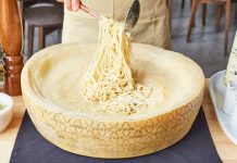 Dünya mutfağının en köklü ve saygın peynirlerinden biri olan parmesan, yüzyıllardır süregelen üretim geleneği ve kendine özgü aromasıyla gastronomi dünyasında ayrıcalıklı bir yere sahip. Asıl adıyla Parmigiano Reggiano olarak bilinen bu eşsiz peynir, özellikle İtalyan mutfağının temel taşlarından biri olarak kabul ediliyor. Sert dokusu, yoğun umami tadı ve uzun olgunlaşma süresiyle öne çıkan parmesan peyniri, bugün yalnızca İtalya’da değil, dünyanın dört bir yanında mutfakların vazgeçilmezleri arasında yer alıyor. Konulu bir haber görseli.
