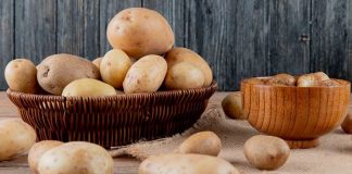 Patatesin Sofralardaki Gücü Küresel Bir Gıdanın Yükselen Değeri Dünya genelinde en çok tüketilen temel gıdalardan biri olan patates, hem ekonomik erişilebilirliği hem de çok yönlü kullanımıyla mutfakların vazgeçilmezleri arasında yer alıyor. Kökeni Güney Amerika’ya dayanan patates, yüzyıllar içinde Avrupa’dan Asya’ya, Afrika’dan Orta Doğu’ya kadar yayılarak küresel bir besin haline geldi. Bugün kızartmadan haşlamaya, pürelerden fırın yemeklerine kadar sayısız tarifte kullanılan patates, besin değeri ve doyuruculuğuyla da öne çıkıyor. Konulu bir haber görseli.