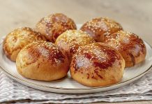 vTürk mutfağının en güçlü ve en yaygın lezzet başlıklarından biri olan poğaça ve börekler, hem günlük beslenmede hem de özel gün sofralarında önemli bir yere sahip. Kahvaltıdan çay saatine, yolculuklardan kalabalık davetlere kadar geniş bir kullanım alanı bulunan bu hamur işleri, pratikliği ve doyuruculuğuyla öne çıkıyor. Yüzyıllar boyunca farklı coğrafyalarda şekillenen poğaça ve börek kültürü, bugün hâlâ canlılığını koruyor. Konulu bir haber görseli.