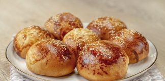 vTürk mutfağının en güçlü ve en yaygın lezzet başlıklarından biri olan poğaça ve börekler, hem günlük beslenmede hem de özel gün sofralarında önemli bir yere sahip. Kahvaltıdan çay saatine, yolculuklardan kalabalık davetlere kadar geniş bir kullanım alanı bulunan bu hamur işleri, pratikliği ve doyuruculuğuyla öne çıkıyor. Yüzyıllar boyunca farklı coğrafyalarda şekillenen poğaça ve börek kültürü, bugün hâlâ canlılığını koruyor. Konulu bir haber görseli.