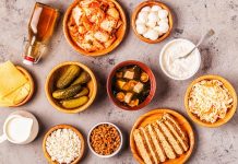 Son yıllarda beslenme ve sağlık alanında en çok konuşulan konuların başında probiyotik ve prebiyotik alımı geliyor. Bağırsak sağlığının genel sağlık üzerindeki etkilerinin daha iyi anlaşılması, bu iki kavramı günlük beslenmenin merkezine taşıdı. Uzmanlar, sindirim sisteminin yalnızca besinlerin parçalanmasından sorumlu olmadığını, aynı zamanda bağışıklık sistemi ve zihinsel sağlıkla da doğrudan ilişkili olduğunu vurguluyor. Konulu bir haber görseli.