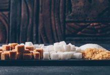 Günümüzde beslenme alışkanlıkları, hazır gıdaların yaygınlaşmasıyla birlikte ciddi bir değişim geçirdi. Özellikle rafine şekerin pek çok üründe gizli şekilde bulunması, bireylerin farkında olmadan yüksek miktarda şeker tüketmesine yol açıyor. Bu durum, hem fiziksel hem de zihinsel sağlık üzerinde olumsuz etkiler yaratabiliyor. Son yıllarda rafine şekerden kaçınma yaklaşımı, sağlıklı yaşam arayışında olan bireyler için önemli bir gündem maddesi haline gelmiş durumda. Konulu bir haber görseli.