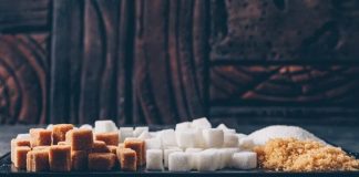 Günümüzde beslenme alışkanlıkları, hazır gıdaların yaygınlaşmasıyla birlikte ciddi bir değişim geçirdi. Özellikle rafine şekerin pek çok üründe gizli şekilde bulunması, bireylerin farkında olmadan yüksek miktarda şeker tüketmesine yol açıyor. Bu durum, hem fiziksel hem de zihinsel sağlık üzerinde olumsuz etkiler yaratabiliyor. Son yıllarda rafine şekerden kaçınma yaklaşımı, sağlıklı yaşam arayışında olan bireyler için önemli bir gündem maddesi haline gelmiş durumda. Konulu bir haber görseli.