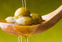 Günümüzde beslenme konusunda en çok tartışılan konulardan biri yağ tüketimi olmaya devam ediyor. Uzun yıllar boyunca yağlar, kilo alımının ve pek çok sağlık sorununun temel nedeni olarak görülürken, güncel bilimsel yaklaşımlar bu bakış açısını önemli ölçüde değiştirdi. Artık mesele yağ tüketip tüketmemek değil, hangi yağın ne kadar ve nasıl tüketildiği olarak değerlendiriliyor. Bu noktada sağlıklı yağ kullanımı, dengeli beslenmenin temel unsurlarından biri haline geliyor. Konulu bir haber görseli.