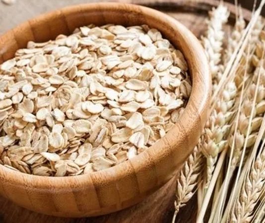 Sağlıklı Yaşamın Yıldızı Yulafın Küresel Önemi ve Yükselen Değeri Son yıllarda sağlıklı beslenme trendlerinin yükselmesiyle birlikte yulaf, dünya genelinde en çok konuşulan tahıllardan biri haline geldi. Lif oranı yüksek, besin değeri zengin olan Yulaf, yalnızca sporcuların değil, dengeli beslenmek isteyen herkesin sofrasında daha fazla yer buluyor. Kahvaltılık gevreklerden unlu mamullere, bitkisel sütlerden fonksiyonel gıdalara kadar geniş bir kullanım alanına sahip olması, yulafı modern gıda endüstrisinin yıldız ürünlerinden biri yapıyor. Konulu bir haber görseli.