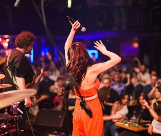 Şehir Gecelerinin Ritmi Canlı Müzik Mekanları Şehir yaşamının hızına kısa bir mola vermek, müziğin ritmiyle nefes almak isteyenlerin ilk tercihlerinden biri canlı müzik mekanları oluyor. Bu mekânlar, yalnızca müzik dinlenen alanlar değil; aynı zamanda duyguların paylaşıldığı, anıların biriktiği ve sosyal bağların güçlendiği özel buluşma noktaları olarak öne çıkıyor. Farklı müzik türlerini bir araya getiren canlı müzik mekânları, her yaştan ve her zevkten insan için alternatifler sunuyor. Konulu bir haber görseli.