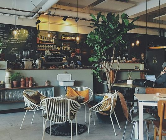 Şehir Hayatının Vazgeçilmez Buluşma Noktası Kafeler Günümüz şehir yaşamında kafeler, yalnızca bir şeyler içip vakit geçirilen mekânlar olmaktan çok daha fazlasını ifade ediyor. Sosyalleşmenin, çalışmanın, dinlenmenin ve hatta üretmenin merkezlerinden biri hâline gelen kafeler, modern yaşam kültürünün önemli bir parçası olarak öne çıkıyor. Farklı konseptleri, sundukları atmosfer ve menü çeşitliliğiyle her yaştan ve her zevkten insanın hayatında kendine yer buluyor. Konulu bir haber görseli.