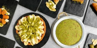 Şehir Kültüründe Tatlıcıların Yükselen Yeri Ve Değişen Anlamı Günümüz şehir yaşamında tatlıcılar, yalnızca şekerli lezzetlerin satıldığı mekânlar olmaktan çıkarak sosyal hayatın önemli duraklarından biri hâline gelmiştir. Geleneksel tatlılardan modern sunumlara kadar geniş bir yelpazeye sahip olan tatlıcılar, hem nostalji arayanlara hem de yeni tatlar keşfetmek isteyenlere hitap eder. Bu yönüyle tatlıcılar, gastronomi kültürünün canlı ve sürekli dönüşen bir parçası olarak öne çıkar. Konulu bir haber görseli.