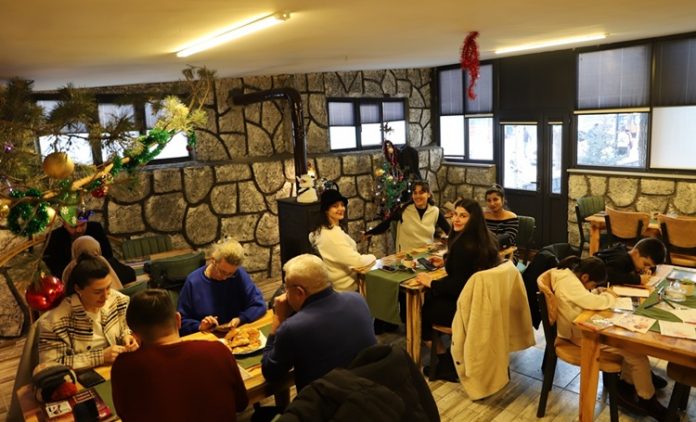Şehrin Yaratıcı Nefes Alanları Sanat Kafeleri Sanat kafeleri, modern şehir yaşamında estetikle gündelik hayatı buluşturan özel mekânlar olarak öne çıkıyor. Kahve kokusunun tuval boyalarıyla, müziğin sergi duvarlarıyla, sohbetin yaratıcılıkla iç içe geçtiği sanat kafeleri, sadece vakit geçirilen yerler değil; aynı zamanda üretimin, paylaşımın ve düşünsel etkileşimin merkezleri hâline geliyor. Bu mekânlar, sanatı ulaşılmaz bir alan olmaktan çıkararak gündelik hayatın doğal bir parçası hâline getiriyor. Konulu bir haber görseli.