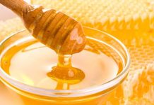 Şeker Alternatifleri İle Değişen Beslenme Alışkanlıkları Günümüzde beslenme alışkanlıkları hızla değişirken, rafine şeker tüketimine yönelik farkındalık da her geçen gün artıyor. Aşırı şeker tüketiminin kilo kontrolünden metabolik sorunlara kadar birçok başlıkta tartışılması, tüketicileri farklı şeker alternatifleri arayışına yönlendiriyor. Bu alternatifler yalnızca tatlı ihtiyacını karşılamakla kalmıyor, aynı zamanda daha dengeli bir beslenme düzeni oluşturma isteğine de yanıt veriyor. Konulu bir haber görseli.