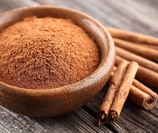 Tarçın, kendine özgü kokusu ve hafif yakıcı tadıyla yüzyıllardır hayatın içinde yer alan en dikkat çekici baharatlardan biridir. Hem tatlı hem de tuzlu tariflerde kullanılan tarçın, yalnızca bir lezzet unsuru değil, aynı zamanda kültürel ve tarihsel bir simge olarak da kabul edilir. Küçük bir çubuk ya da toz hâliyle bile bulunduğu ortama güçlü bir karakter kazandıran tarçın, mutfaklarda fark edilir bir iz bırakır. Konulu bir haber görseli.