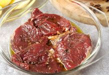 Sos ve Marineler Mutfaklarda Lezzetin Derinliğini Artırıyor Günümüz mutfak kültüründe yemeklerin yalnızca ana malzemelerle değil, onları tamamlayan unsurlarla da anlam kazandığı görülüyor. Bu noktada sos ve marineler, lezzetin gizli mimarları olarak öne çıkıyor. Et, tavuk, balık ve sebze yemeklerinden salatalara kadar geniş bir kullanım alanına sahip olan soslar ve marineler, tariflerin karakterini belirleyen en önemli unsurlar arasında yer alıyor. Hem geleneksel mutfaklarda hem de modern tariflerde vazgeçilmez hale gelen bu ürünler, sofralara zenginlik katıyor. Konulu bir haber görseli.