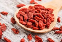 Son yıllarda sağlıklı yaşam ve dengeli beslenme kavramları giderek daha fazla önem kazanırken, bu alanda öne çıkan besin gruplarından biri de süper gıdalar olmuştur. Özellikle süper gıdalar olarak adlandırılan ve besin değeri yüksek yapılarıyla dikkat çeken ürünler, modern beslenme alışkanlıklarının önemli bir parçası hâline gelmiştir. Bu grupta yer alan goji ve acai gibi meyveler, hem geleneksel kullanımları hem de günümüzdeki popülerlikleriyle dikkat çekmektedir. Konulu bir haber görseli.