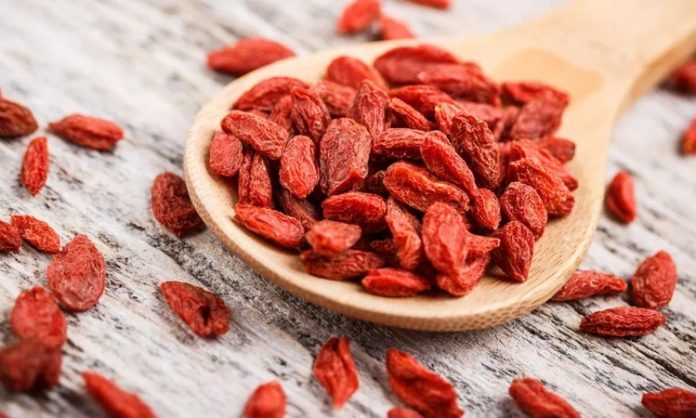 Süper Gıdalar Sağlıklı Beslenmede Goji Ve Acai Etkisi Son yıllarda sağlıklı yaşam ve dengeli beslenme kavramları giderek daha fazla önem kazanırken, bu alanda öne çıkan besin gruplarından biri de süper gıdalar olmuştur. Özellikle süper gıdalar olarak adlandırılan ve besin değeri yüksek yapılarıyla dikkat çeken ürünler, modern beslenme alışkanlıklarının önemli bir parçası hâline gelmiştir. Bu grupta yer alan goji ve acai gibi meyveler, hem geleneksel kullanımları hem de günümüzdeki popülerlikleriyle dikkat çekmektedir. Konulu bir haber görseli.