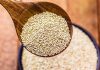 Son yıllarda sağlıklı beslenme trendlerinin etkisiyle kinoa, dünya genelinde hızla popülerleşen ürünlerden biri haline geldi. Yüksek protein içeriği, glutensiz yapısı ve zengin mineral profiliyle öne çıkan Kinoa, yalnızca bir tahıl alternatifi değil, aynı zamanda fonksiyonel bir gıda olarak da değerlendiriliyor. Vegan ve vejetaryen beslenme modellerinde önemli bir yer edinen kinoa, sporculardan diyet yapanlara kadar geniş bir kitle tarafından tercih ediliyor. Konulu bir haber görseli.