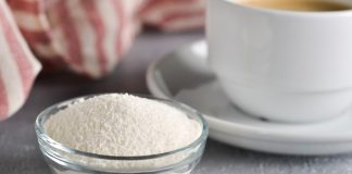 Süt Tozu ve Konsantre Ürünler Gıda Sanayisinde Stratejik Bir Güç Günümüzde gıda sektöründe dayanıklılık, uzun raf ömrü ve pratik kullanım gibi unsurlar her zamankinden daha fazla önem kazanıyor. Bu noktada süt tozu ve konsantre süt ürünleri, hem endüstriyel üretimde hem de bireysel tüketimde önemli bir yer tutuyor. Taze süte alternatif olarak geliştirilen bu ürünler, besin değerini büyük ölçüde koruması ve taşımada sağladığı avantajlarla dikkat çekiyor. Konulu bir haber görseli.