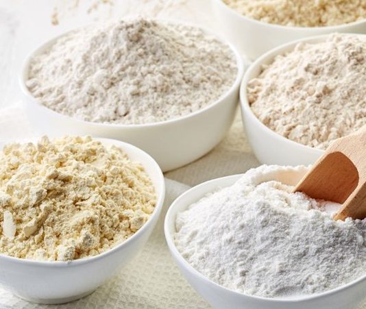 Un Çeşitleri Mutfaktan Endüstriye Uzanan Temel Gıda Günlük beslenmeden geleneksel mutfağa, pastacılıktan endüstriyel üretime kadar pek çok alanda un çeşitleri, gıda kültürünün temel taşları arasında yer alır. Ekmekten tatlıya, hamur işlerinden soslara kadar geniş bir kullanım alanına sahip olan un, yalnızca bir yardımcı malzeme değil, doğrudan lezzeti ve dokuyu belirleyen ana unsurlardan biridir. Bu nedenle farklı un türleri, farklı ihtiyaçlara ve damak zevklerine hitap edecek şekilde üretilmektedir. Konulu bir haber görseli.