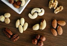 Yağlı Tohumlar Doğal Beslenmenin Güçlü Kaynağı Yağlı tohumlar, geçmişten günümüze hem geleneksel mutfaklarda hem de modern beslenme anlayışında önemli bir yer edinmiş besin grupları arasında bulunuyor. Ay çekirdeği, susam, keten tohumu, chia tohumu ve kabak çekirdeği gibi ürünleri kapsayan bu grup, içerdiği yüksek besin değeri sayesinde sağlıklı yaşamın temel taşlarından biri olarak kabul ediliyor. Günlük beslenme düzenine dengeli şekilde eklendiğinde, vücut fonksiyonlarının daha düzenli çalışmasına katkı sağlayan yağlı tohumlar, doğal ve besleyici yapılarıyla dikkat çekiyor. Konulu bir haber görseli.