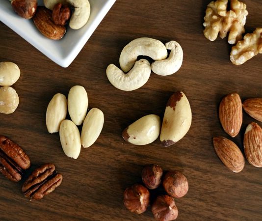 Yağlı Tohumlar Doğal Beslenmenin Güçlü Kaynağı Yağlı tohumlar, geçmişten günümüze hem geleneksel mutfaklarda hem de modern beslenme anlayışında önemli bir yer edinmiş besin grupları arasında bulunuyor. Ay çekirdeği, susam, keten tohumu, chia tohumu ve kabak çekirdeği gibi ürünleri kapsayan bu grup, içerdiği yüksek besin değeri sayesinde sağlıklı yaşamın temel taşlarından biri olarak kabul ediliyor. Günlük beslenme düzenine dengeli şekilde eklendiğinde, vücut fonksiyonlarının daha düzenli çalışmasına katkı sağlayan yağlı tohumlar, doğal ve besleyici yapılarıyla dikkat çekiyor. Konulu bir haber görseli.