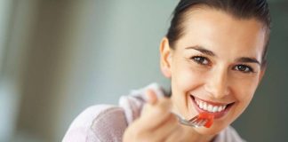 Yavaş yeme, modern yaşamın hızına karşı geliştirilen bilinçli beslenme yaklaşımlarından biri olarak son yıllarda daha fazla konuşulmaya başlanmıştır. Günlük hayatın temposu arttıkça yemeklerin hızlı tüketilmesi sıradan bir davranış haline gelirken, yavaş yeme kavramı bu alışkanlığa alternatif bir farkındalık sunmaktadır. Besinle kurulan ilişkinin sadece doymakla sınırlı olmadığını vurgulayan bu yaklaşım, yeme eylemini daha bilinçli ve kontrollü hale getirmeyi amaçlar. Konulu bir haber görseli.